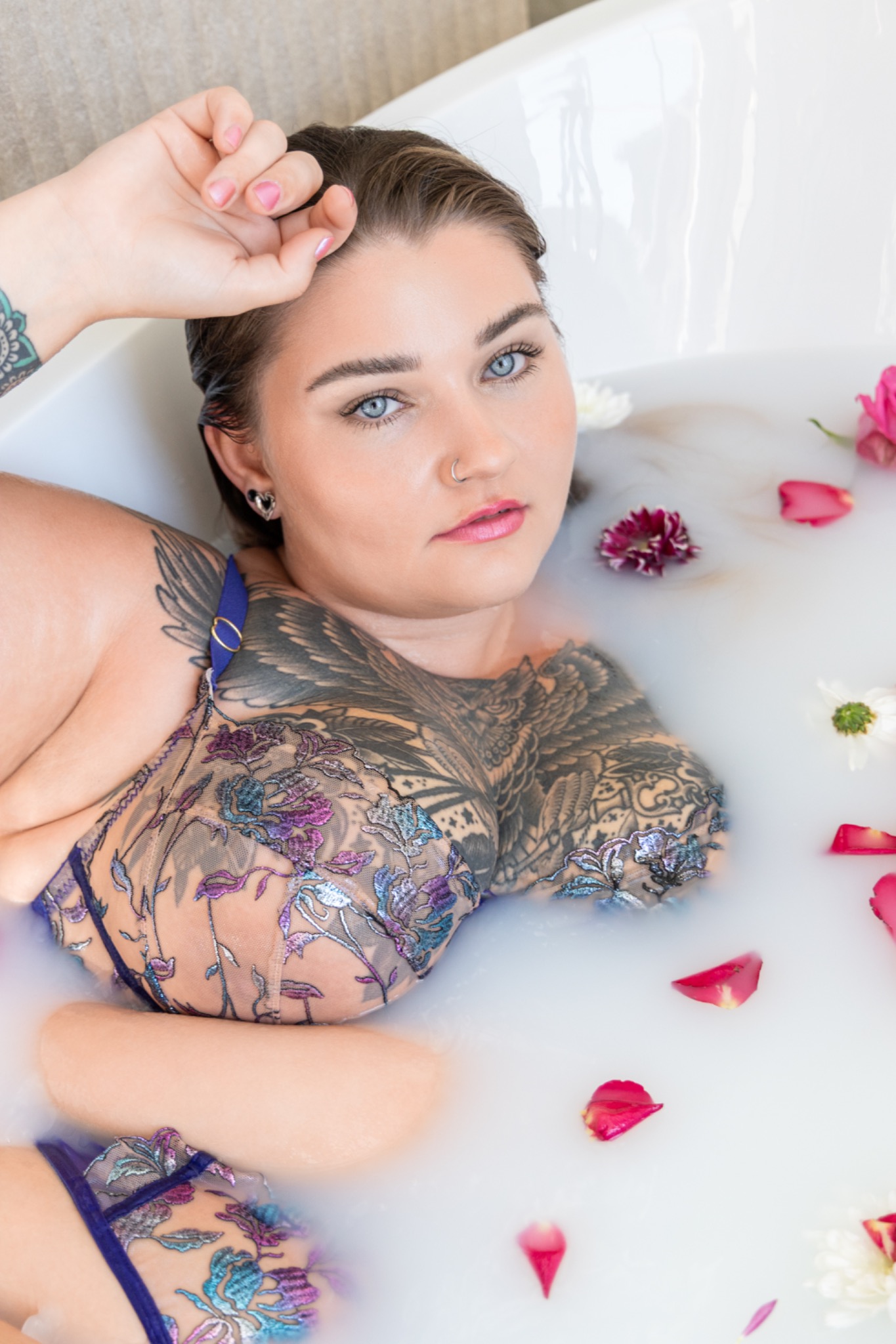 Elegant hotel boudoir portrait with fully guided posing 30